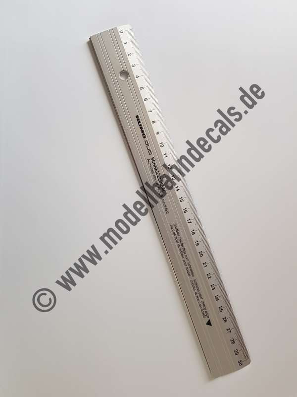 "Alu-Schneidelineal (Rumold) mit Stahlkante, 30 cm Laenge, Rückseite gummiert. "